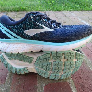 Women's Brooks Ghost 11 sneakers/ shoes in excellent condition
